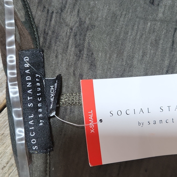 Social Standard by Sanctuary "Dylan Scoop Tee" Mother Earth Camo sz XS W-594 - Picture 4 of 8